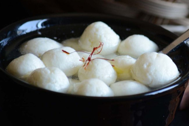 Tasty & Spongy RasaGulla Recipe in Tamil | ரசகுல்லா | Bengali Sweet | How to make Rasgulla at home